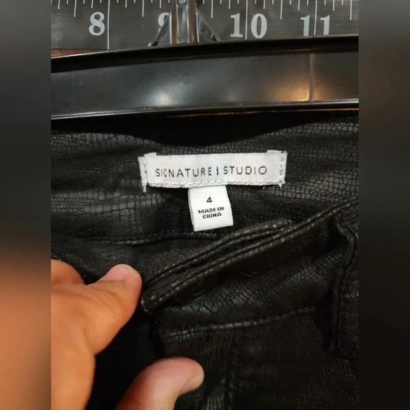 Signature Studio Black Faux Snake Skin Pants Stretch - size 4 - Picture 4 of 5